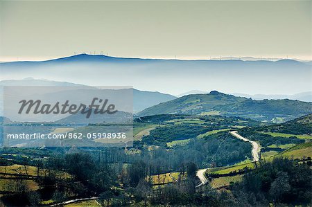 Berge im Nebel. Alturas tun Barroso. Tras-os-Montes, Portugal