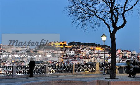 Sao Pedro de Alcantara Belvedere, einer der besten Aussichtspunkte von der alten Stadt Lissabon. Portugal