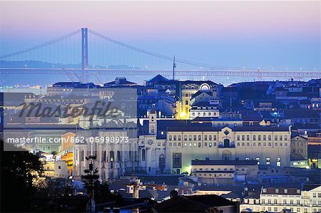 Das historische Zentrum von Lissabon in der Dämmerung. Portugal
