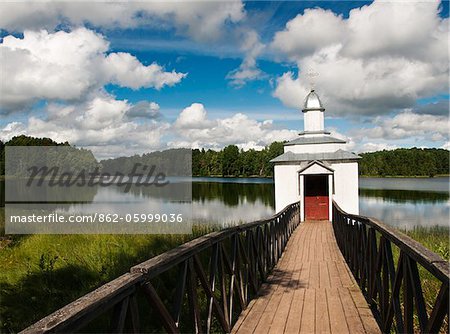 Bain monastique sur le lac de Pogostskoye, monastère de Pokrovo-Tervenichesky, région de Léningrad, Russie