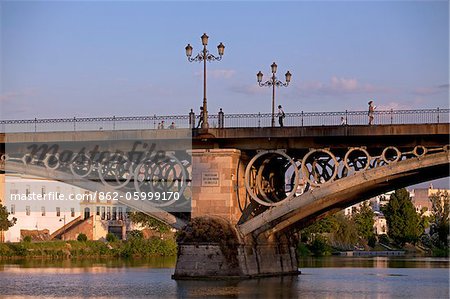 Espagne, Andalousie, Séville. Détail du pont Isabel II traversant le fleuve Guadalquivir