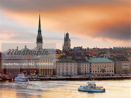 Schweden, Stockholm, Riddarfjarden, Gamla Stan; Passagierfähren in der Bucht in der Dämmerung.