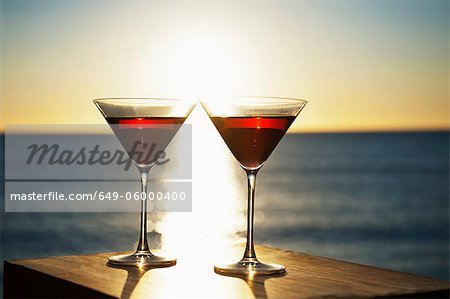Martinis sur table en plein air