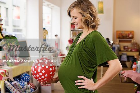Femme enceinte tenant la balle de caoutchouc