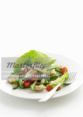 Gros plan d'une assiette de salade d'asperges