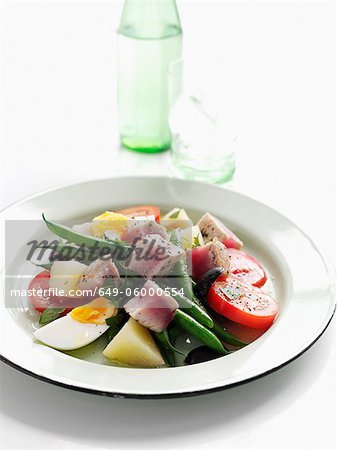 Assiette de salade de fruits estivale au thon