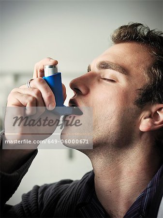 Menschen mit Asthma-Inhalator