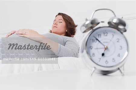 Dormir sur le lit de la femme enceinte