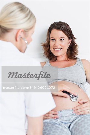 Arzt untersuchen schwangere Frauen Bauch