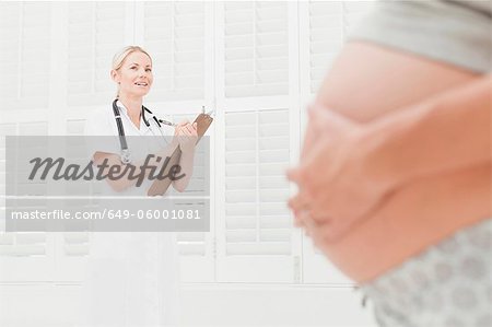 Médecin parler à la femme enceinte