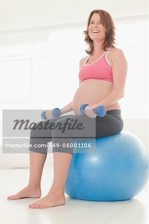 Schwangere Frau zu Hause trainieren