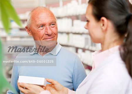 Pharmacien parler au patient en magasin