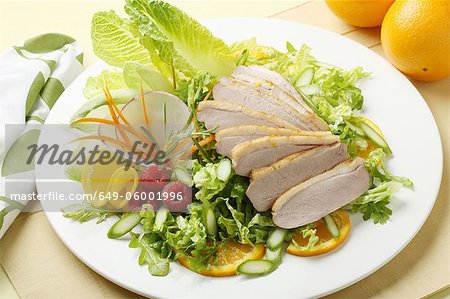 Assiette de viande de porc et salade