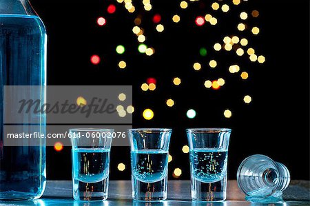 Flasche und Aufnahmen von Alkohol blau