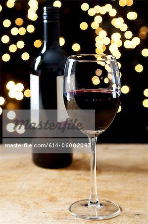 Flasche und Glas Rotwein