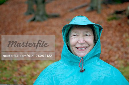 Senior Woman tragen wasserdichte Kleidung und Lächeln