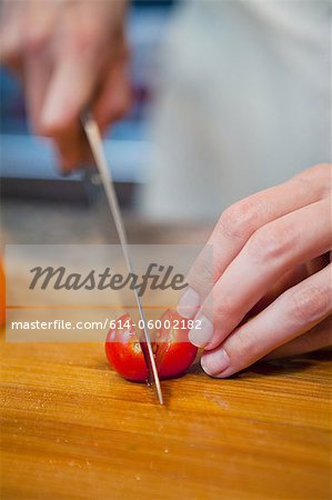 Frau mittleren Alters, schneiden Kirschtomaten