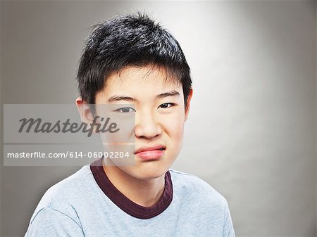 Porträt von Gries junge asiatische Teenager Porträt von Gries junge asiatische Teenager