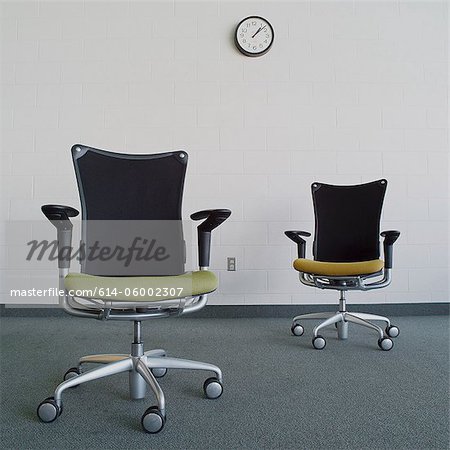 Leere Bürostühle im Büro Leere Bürostühle im Büro