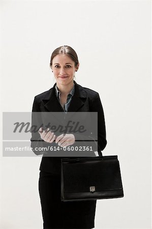 Portrait de jeune femme souriante, studio shot