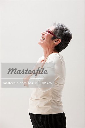 Vue latérale d'une femme mûre souriante, studio shot