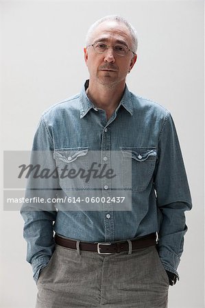 Porträt von älterer Mann, Studioaufnahme