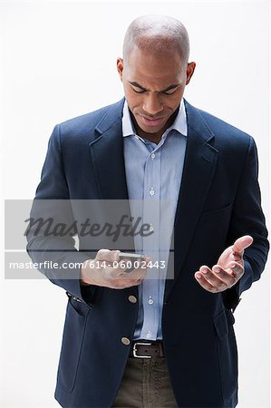 Afroamerikaner Mann mit Handy, Studioaufnahme