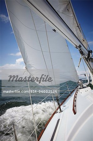 Yacht in Meereswellen Yacht in Meereswellen