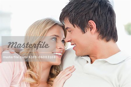 Une étroite vers le haut d'un homme et une femme embrassant et en regardant les uns les autres en souriant.