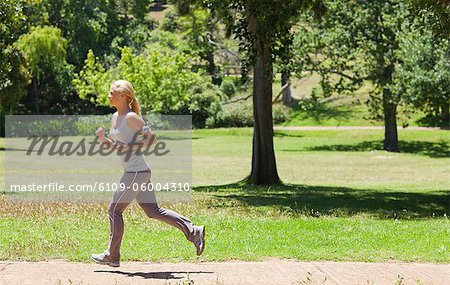Vue latérale d'une jeune femme jogging