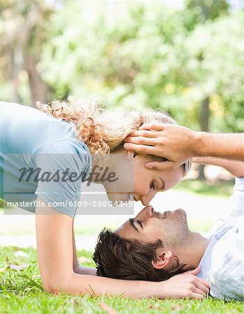 Vue latérale d'un jeune couple sur l'herbe