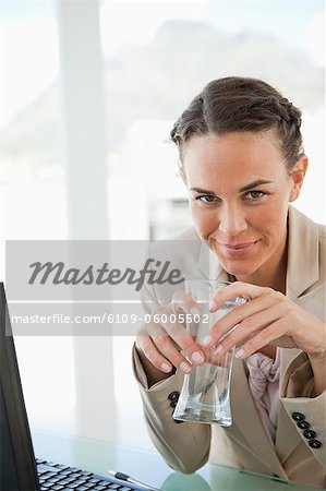 Porträt mit einem Glas Wasser in einem hellen Büro Kauffrau
