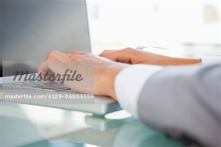 Nahaufnahme eines Kaufmanns klopfen auf einem Laptop mit schwarzer Bildschirm