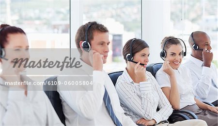 Jeune call centre personnel au travail