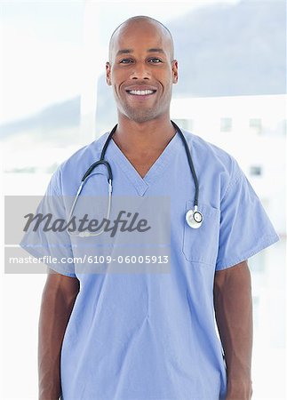 Médecin de sexe masculin sourire permanent