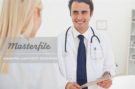 Médecin de sexe masculin souriant talking avec son patient