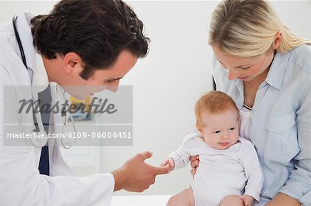 Médecin de sexe masculin avec un peu de patiente et de mère