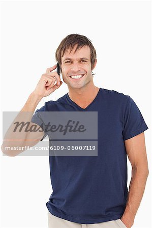 Homme souriant à la caméra lors de l'appel avec son téléphone portable