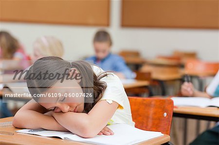 Primäre Student fühlte sich während des Unterrichts an ihrem Schreibtisch eingeschlafen