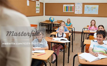 Étudiants souriants à l'écoute de leurs enseignants