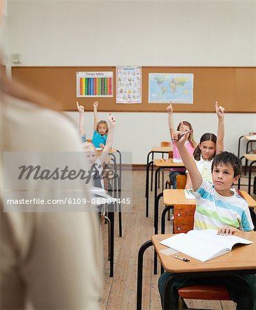 Étudiants avec leurs mains levées en classe