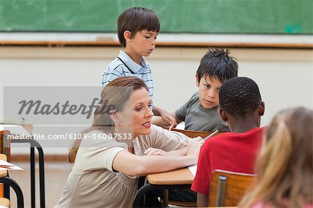 Grundschule Lehrer im Gespräch mit einem ihrer Schüler
