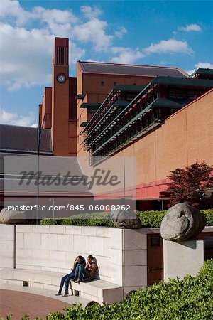 Hof vor der British Library, London NW1. Architekten: Colin St John Wilson