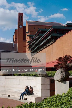 Cour en face de la British Library, London NW1. Architectes : Colin St John Wilson