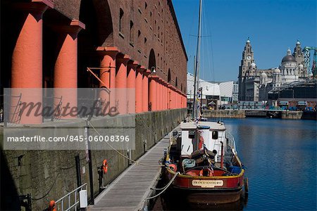 Vue des Albert Docks rénovés avec une vue vers les trois grâces (foie, Cunard et Port of Liverpool Buildings), Liverpool, Merseyside, Angleterre