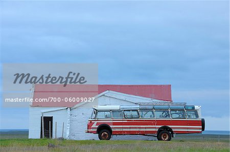 Vieux Bus et bâtiment, péninsule de Snaefellsnes, Islande Vieux Bus et bâtiment, péninsule de Snaefellsnes, Islande