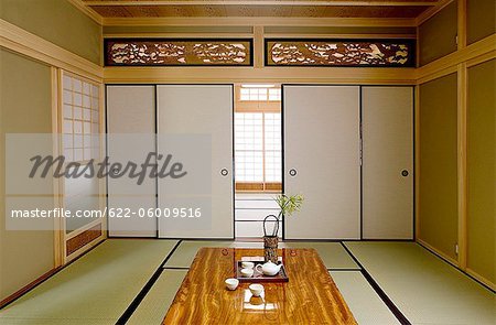 Vue de chambre traditionnelle avec Service à thé sur la Table