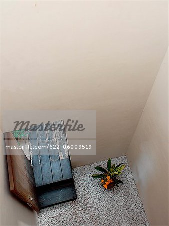 Ecke des Hauses mit Blumentopf und gefüllt mit Marmor Steine