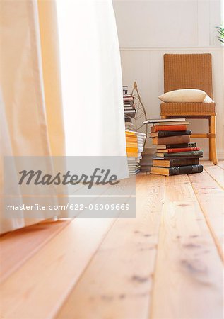 Pile de livres et de chaise dans le coin de la salle