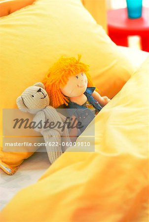 Nounours et la poupée sur le lit Nounours et la poupée sur le lit